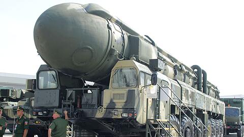 Eine mit Atomsprengköpfen bestückbare Interkontinentalrakete wird auf einer Rüstungsmesse in Moskau präsentiert. (Archivbild)