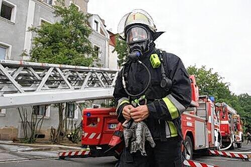 Mit der Drehleiter wurde ein Mensch aus dem zweiten Stock gerettet. Zwei Mieter erlitten leichte Verletzungen. Die Brandursache kennt die Polizei noch nicht.