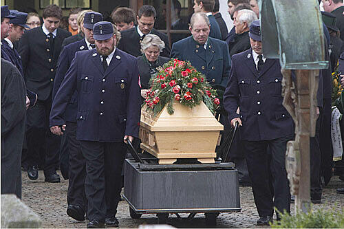 Letzter Gang: Der Sarg von Josef Gerg ist mit roten Rosen geschmückt.