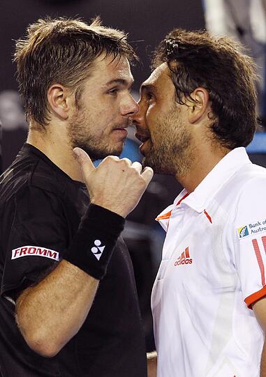 Tennisspieler Marco Baghdatis rastet nach seiner 2. Runden-Niederlage gegen Satnislas Wawrinka komplett aus und zertrümmert vier Schläger - in sage und schreibe 30 Sekunden.