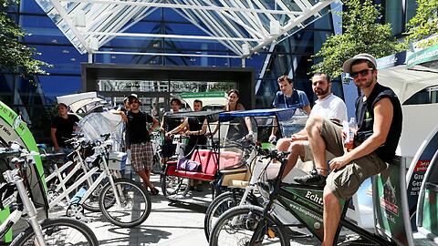 Aufstand der Radl-Taxler: Wer am Donnerstagmittag verzweifelt eine Rikscha gesucht hat, wäre vor dem KVR in der Ruppertstraße sicher fündig geworden.