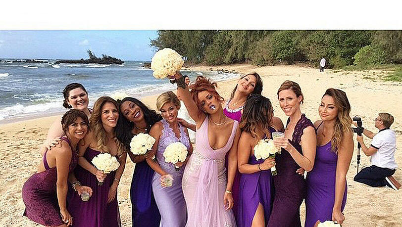 Traumkulisse: Rihanna posiert mit anderen Hochzeitsgästen am Strand Traumkulisse: Rihanna posiert mit anderen Hochzeitsgästen am Strand