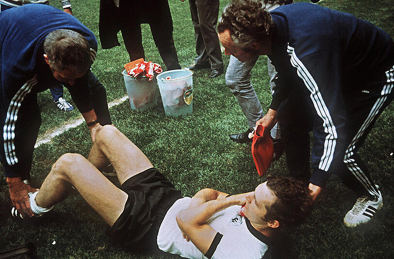 Im WM-Halbfinale 70 verletzte er sich an der Schulter, spielte aber gegen Italien mit Schlinge weiter.