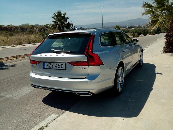 Die Kombi-Variante des großen Volvo, der V90, steht ab September beim Händler.
