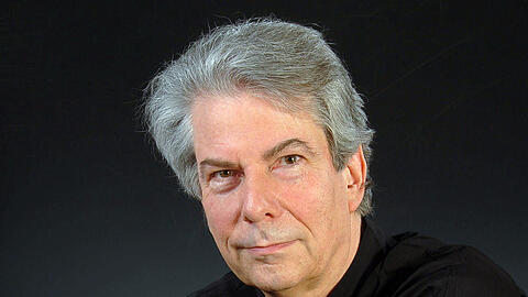 Der Dirigent Hartmut Haenchen.