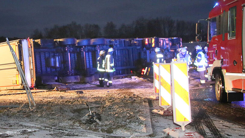 Bilder vom Bergungseinsatz auf der B12: Als der Lkw auf die A94 auffahren wollte, kippte er um.