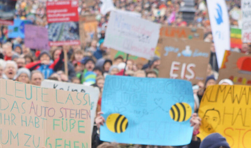 Hier engagieren sich die Demonstranten in München fürs Klima - viele kamen mit Transparenten.