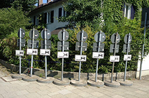 Seit Tagen sorgen sie an der Ecke Hofenfelsstraße - Hohenlohestraße für Schmunzeln.