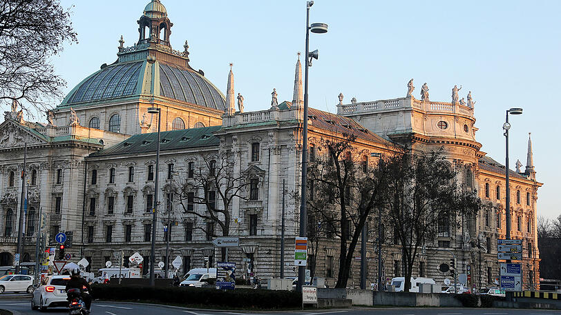 Der Justizpalast am Stachus. Ein Mann hat einen Brandanschlag auf die Fassade verübt.