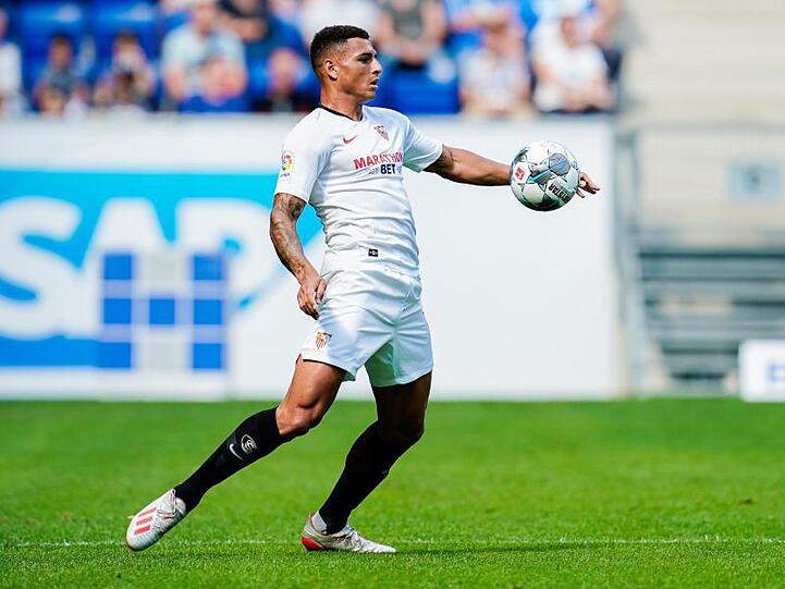 Sevillas Diego Carlos Santos Silva bei der Ballannahme. Foto: Uwe Anspach/dpa/Archivbild