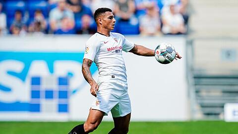 Sevillas Diego Carlos Santos Silva bei der Ballannahme. Foto: Uwe Anspach/dpa/Archivbild