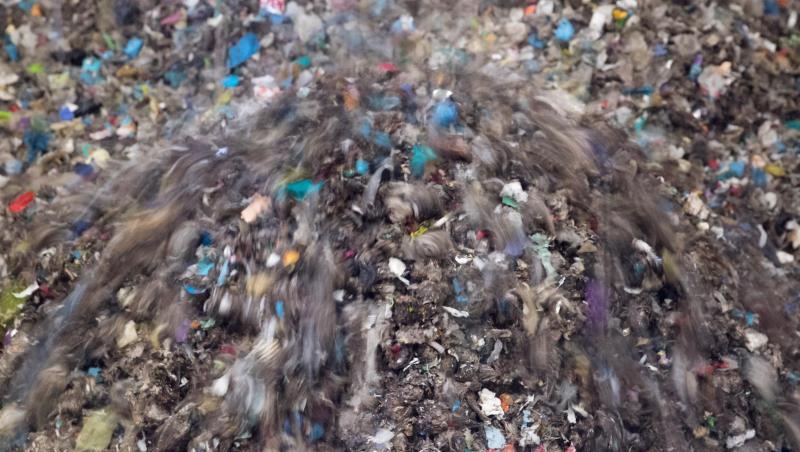 Gepresste Pellets aus Abfall rieseln in der Restabfallbehandlungsanlage in Chemnitz in einen Container. Gepresste Pellets aus Abfall rieseln in der Restabfallbehandlungsanlage in Chemnitz in einen Container.