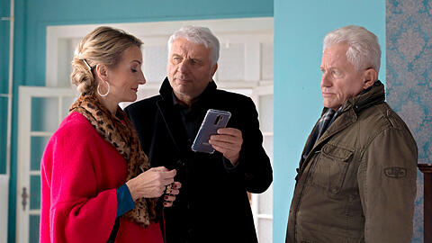 Franz Leitmayr (Udo Wachtveitl, M) und Ivo Batic (Miroslav Nemec) zeigen Anna Pollinger (Monika Gruber) ein Bild in einer Szene aus Tatort: Kehraus (undatierte Aufnahme). Der Krimi aus München wird am 27.02.2022 um 20:15 Uhr im Ersten ausgestrahlt.
