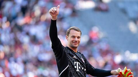 Torwart Manuel Neuer winkt den Fans zu.
