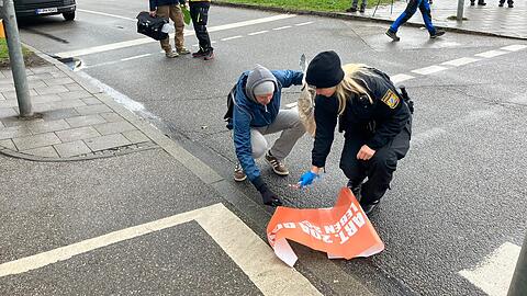Kurz vor dem Harras blockierten Klima-Aktivisten am Freitagmorgen die Straße