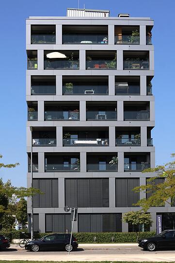 Fast wie ein Setzkasten wirkt dieses Wohnhaus