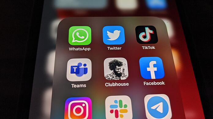 Verschiedene Apps von sozialen Netzwerken auf einem Handy: Hier beschleunigen sich Fake News besonders schnell.
