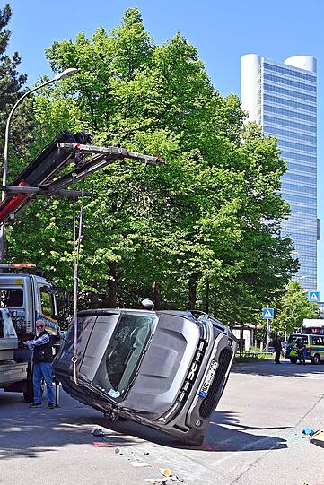 Nach Angaben der Feuerwehr war der Autofahrer bewusstlos, als ihn die Einsatzkräfte aus dem SUV retteten.