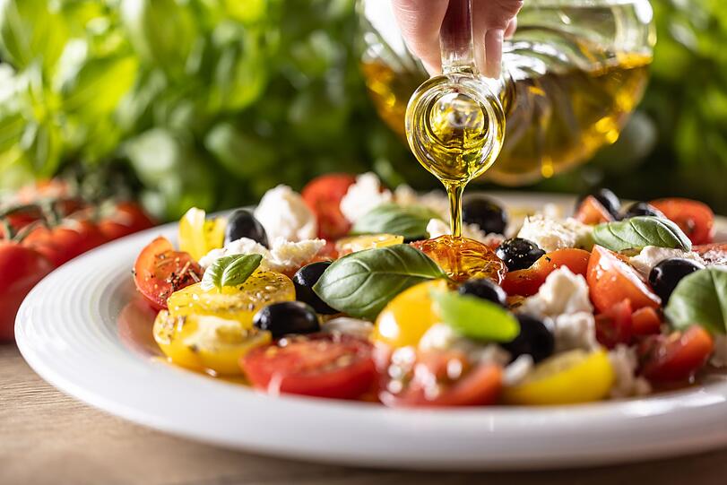 Hochwertige Pflanzenöle bringen den Stoffwechsel in Schwung und sind beim Abnehmen sogar wichtig so fern man sie nur sparsam nutzt. Ungesättigte Fette aus Rapsöl Leinöl Olivenöl und Sonnenblumenöl sowie Omega 3 Fettsäuren aus Lachs Makrelen oder Hering stellen Energie zur Verfügung und helfen dem Körper viele Vitamine aufzunehmen. Hochwertige Pflanzenöle bringen den Stoffwechsel in Schwung und sind beim Abnehmen sogar wichtig so fern man sie nur sparsam nutzt. Ungesättigte Fette aus Rapsöl Leinöl Olivenöl und Sonnenblumenöl sowie Omega 3 Fettsäuren aus Lachs Makrelen oder Hering stellen Energie zur Verfügung und helfen dem Körper viele Vitamine aufzunehmen.