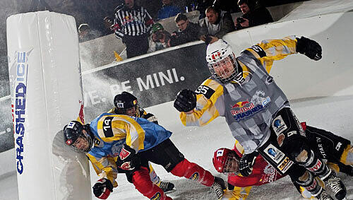 Man kommt sich näher beim Red Bull Crashed Ice.