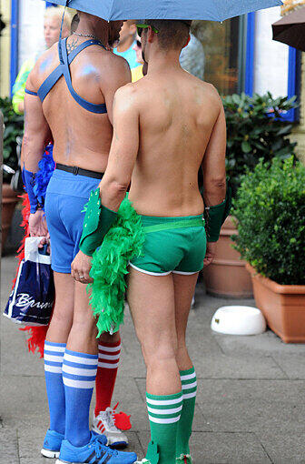 Das Wetter meinte es aber weniger gut mit den Teilnehmern am Christopher Street Day: Es regnete.