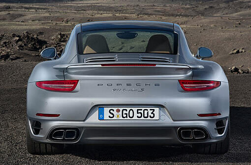 Die Heckansicht der S-Version zeigt besonders schön die dicken Backen des Turbo-911ers.