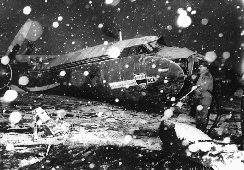 Die Maschine war mit 44 Passagieren, darunter die Mannschaft von Manchester United, am 06.02.1958 in München bei dichtem Schneetreiben kurz nach dem Start abgestürzt. 23 der Insassen starben in Folge des Unglücks.
