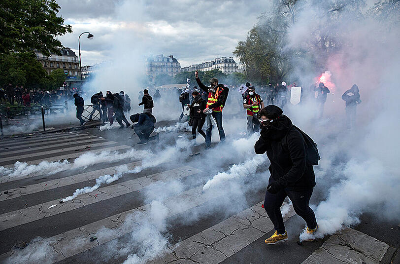 In Paris im Umfeld des Platzes der Republik wird seit Wochen gegen soziale Ungerechtigkeit protestiert. Foto: Etienne Laurent