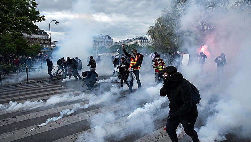 In Paris im Umfeld des Platzes der Republik wird seit Wochen gegen soziale Ungerechtigkeit protestiert. Foto: Etienne Laurent In Paris im Umfeld des Platzes der Republik wird seit Wochen gegen soziale Ungerechtigkeit protestiert. Foto: Etienne Laurent