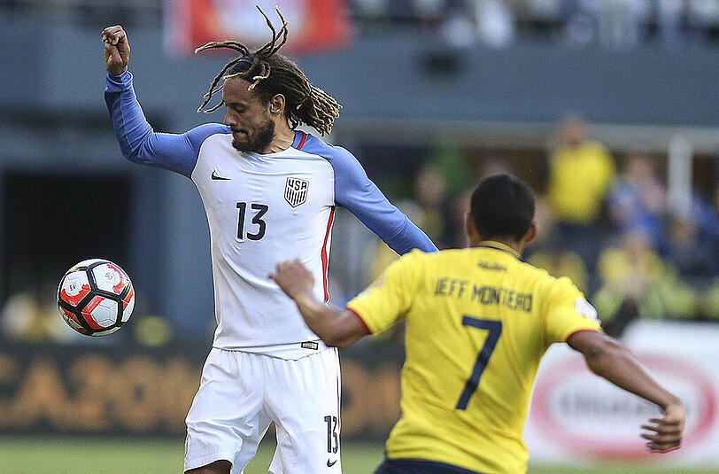 Der Ex-Schalker Jermaine Jones (links) - hier im Duell mit Jefferson Monteiro - sah im Duell mit Ecuador die Rote Karte.