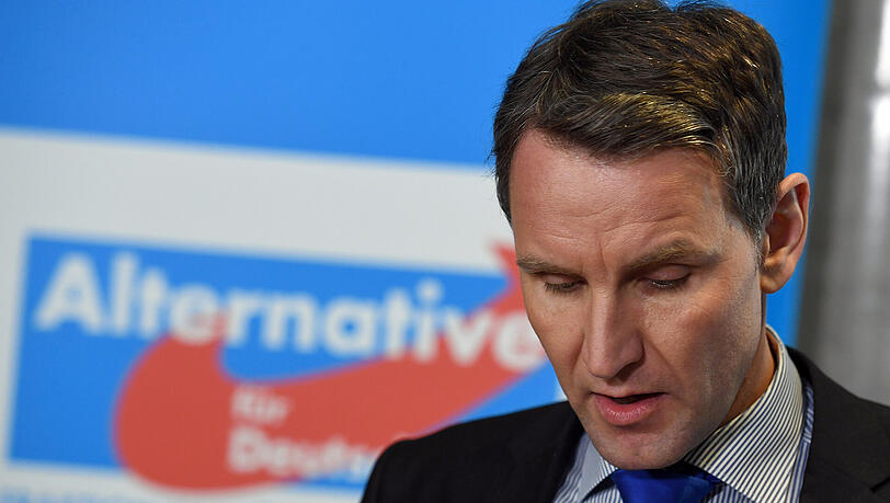 Immer mehr AfD-Politiker sind dafür, das Ausschlussverfahren gegen den thüringischen Landesvorsitzende Björn Höcke zu beenden. Immer mehr AfD-Politiker sind dafür, das Ausschlussverfahren gegen den thüringischen Landesvorsitzende Björn Höcke zu beenden.