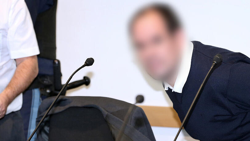 Augsburg: Ein wegen des Missbrauchs von rund 20 Jungen verurteilter Kinderarzt (r) sitzt im Gerichtssaal neben seinem Anwalt Ralf Schönauer (l).