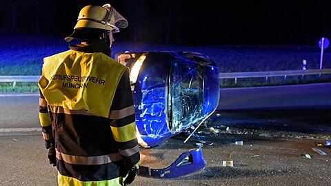Dieser Pkw überschlug sich auf der A995 mehrmals.