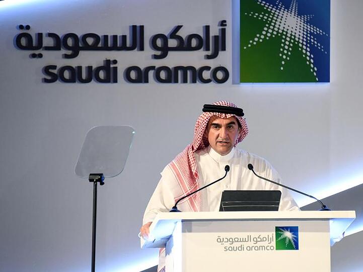 Jasir al-Rumian, Vorstandsvorsitzender des Ölkonzerns Aramco, spricht auf einer Pressekonferenz in Dammam.
