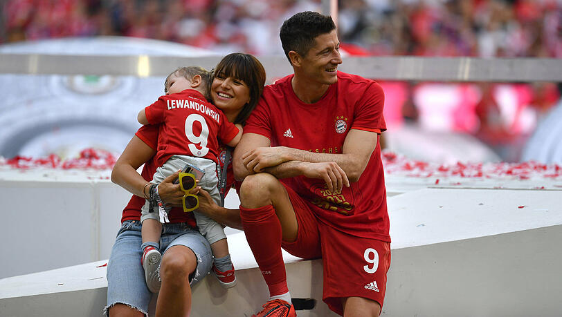Bayerns Robert Lewandowski und seine Ehefrau Anna nach dem Gewinn der Meisterschaft 2019. Bayerns Robert Lewandowski und seine Ehefrau Anna nach dem Gewinn der Meisterschaft 2019.