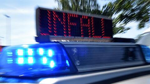 Blaulicht und LED-Laufschrift "Unfall" an einem Einsatzfahrzeug der Polizei.