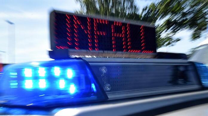 Blaulicht und LED-Laufschrift "Unfall" an einem Einsatzfahrzeug der Polizei.