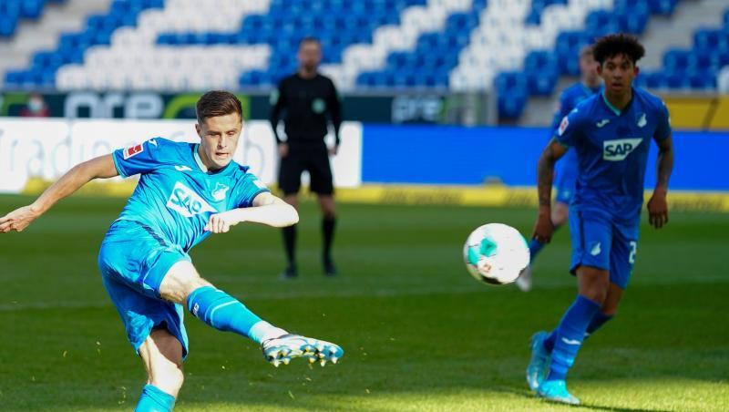 Hoffenheims Mittelfeldspieler Christoph Baumgartner erzielt das 1:0 gegen den VfL Wolfsburg. Hoffenheims Mittelfeldspieler Christoph Baumgartner erzielt das 1:0 gegen den VfL Wolfsburg.