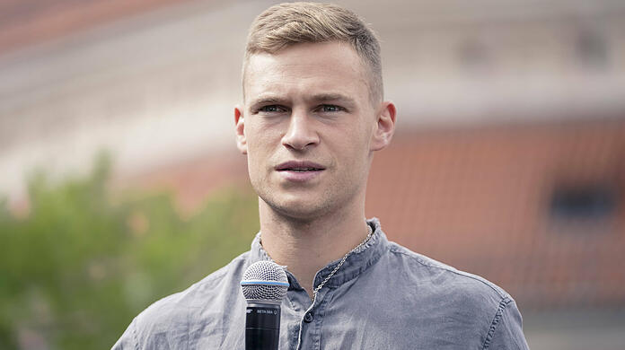 Joshua Kimmich stellt sich vor Leroy Sané.