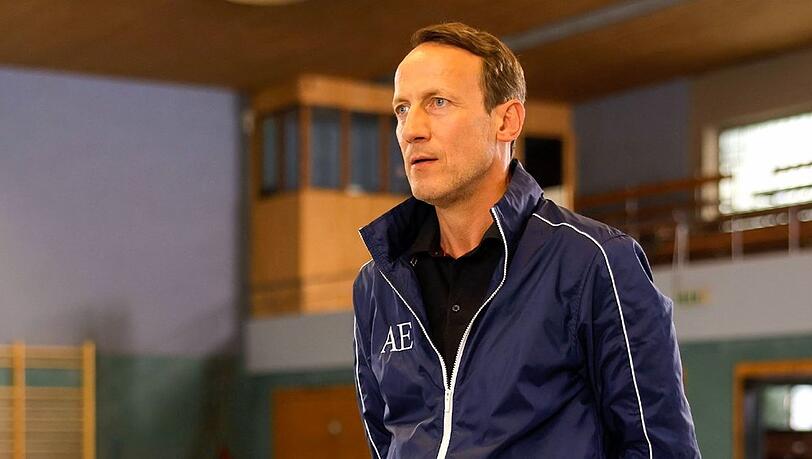 Wotan Wilke Möhring spielt in "Weil wir Champions sind" einen erfolgsverwöhnten Basketballtrainer.