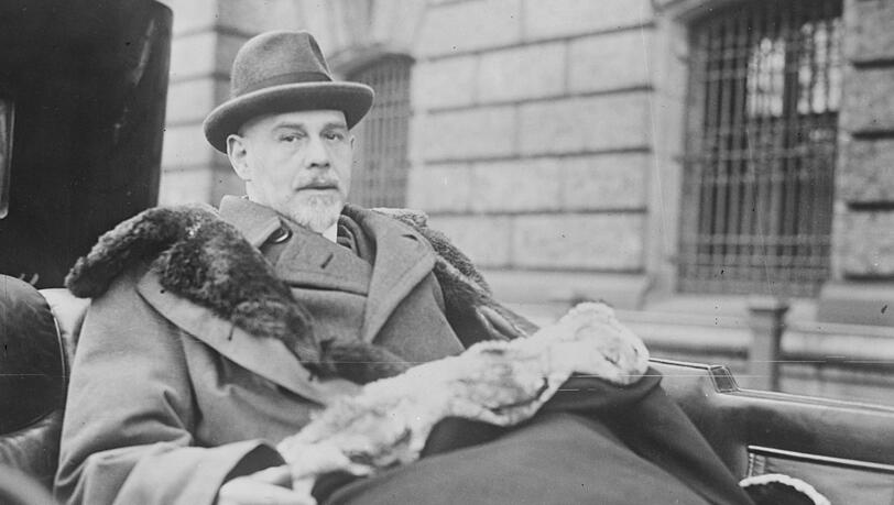 Walther Rathenau (1867 - 1922) wenige Monate vor seiner Ermordung bei der Wirtschafts- und Finanzkonferenz von Genua, an deren Rand Deutschland überraschend mit Russland den Vertrag von Rapallo schloss, der die Beziehungen beider Länder normalisierte.