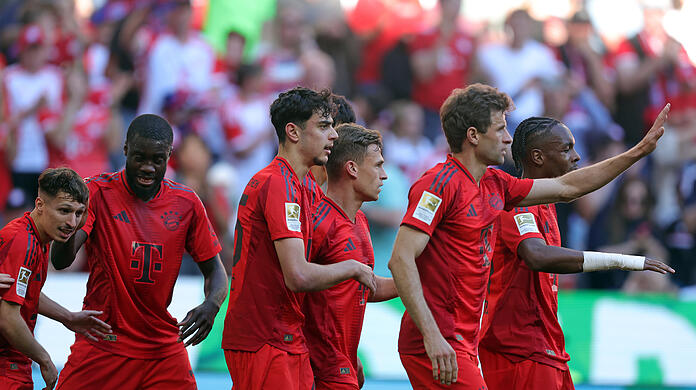 Aleksandar Pavlovic (3.v.l.) und Joshua Kimmich  (4.v.l.) stehen im Aufgebot der deutschen Nationalmannschaft. Auch Thomas Müller?