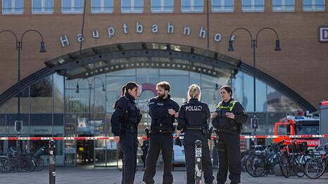 Ein Anrufer hatte &uuml;ber den Zentralruf der Polizei mitgeteilt, Sprengstoff sei im Bremer Hauptbahnhof abgelegt worden.