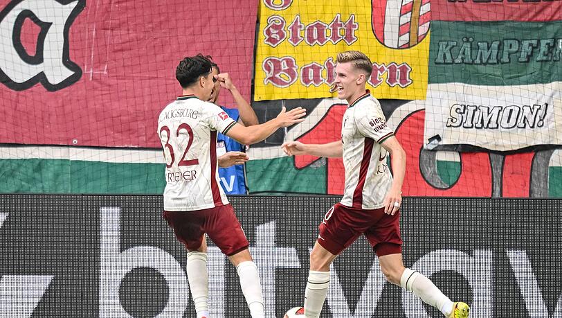 Augsburgs bester Mann gegen Schalke: Matchwinner Kade (r.) Augsburgs bester Mann gegen Schalke: Matchwinner Kade (r.)