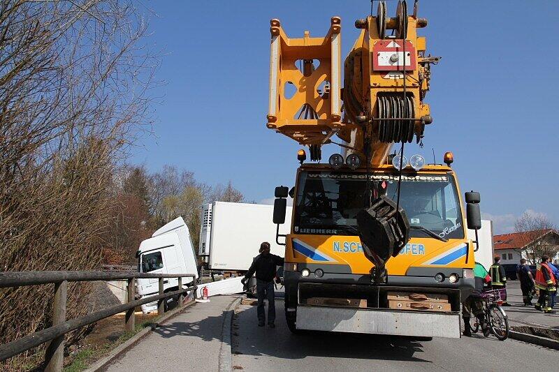 Ein Lastkran barg den Lkw aus seiner misslichen Lage.