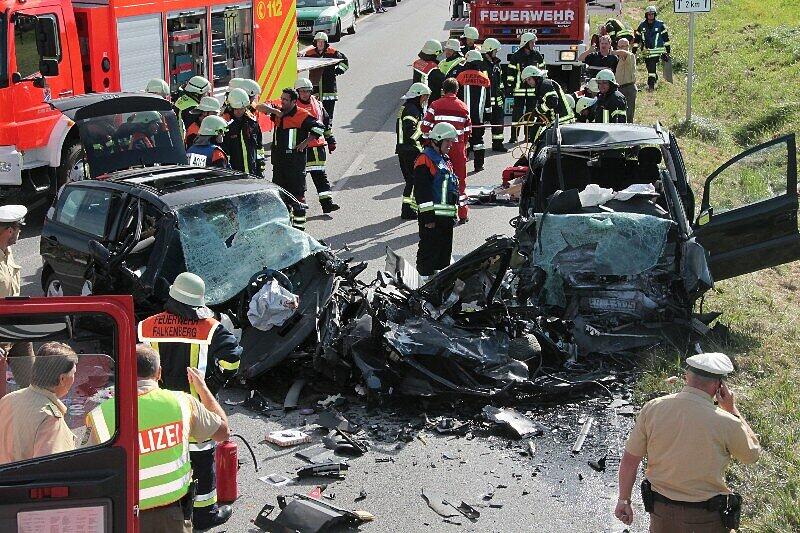 Drei Menschen tot, darunter ein 13-jähriger Junge, ein Kleinkind schwer verletzt: Zwei Autos waren bei einem Überholmanöver am Montagnachmittag frontal miteinander zusammengestoßen, wie die Polizei mitteilte. Die B20 war zunächst komplett gesperrt. Die Bilder vom schrecklichen Unfall.