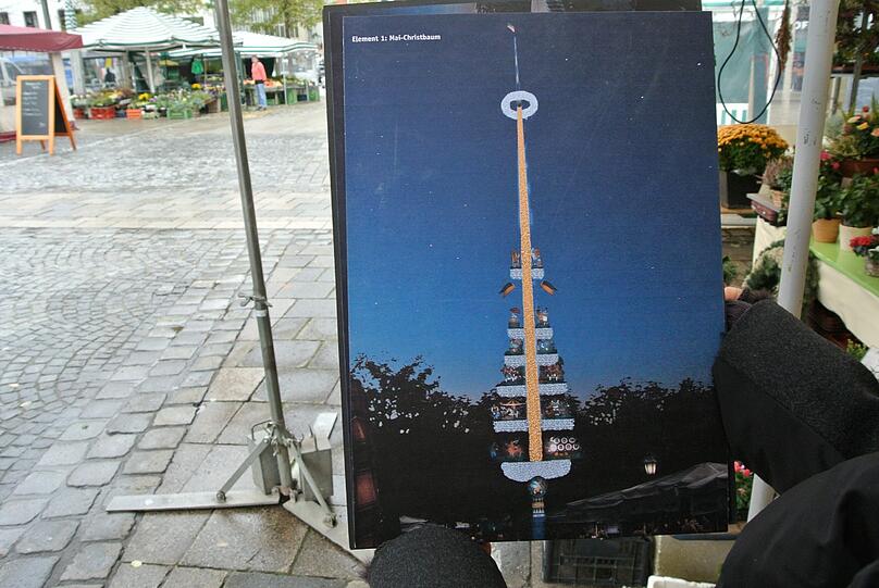 Für die Feiertage &bdquo;verkleidet&ldquo;: Wie hier auf einem Plakat abgebildet, strahlt das Wahrzeichen des Viktualienmarktes ab 1.Dezember mit Hunderttausend Lämpchen.
