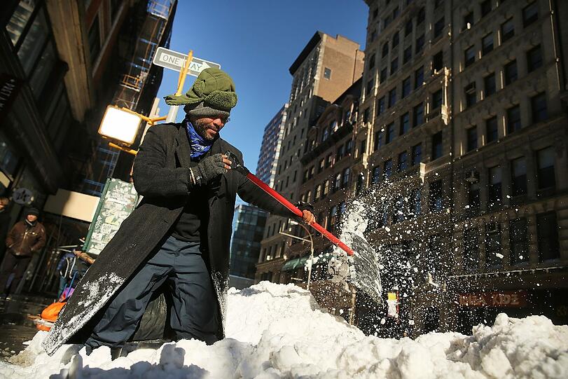New York, Boston und Chicago - die Millionenmetropolen im Norden und Mittleren Westen der USA sind fest im Griff von Schnee und Eis.