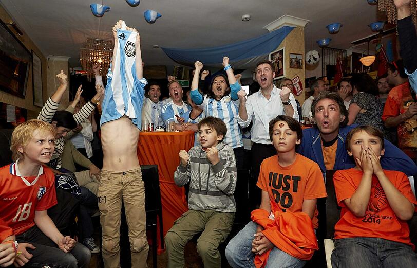 In einem Restaurant in Sao Paulo verfolgen holländische und argentinische Fans das Halbfinale zwischen ihren Mannschaften.