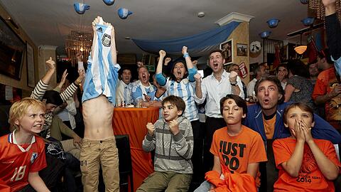 In einem Restaurant in Sao Paulo verfolgen holländische und argentinische Fans das Halbfinale zwischen ihren Mannschaften.